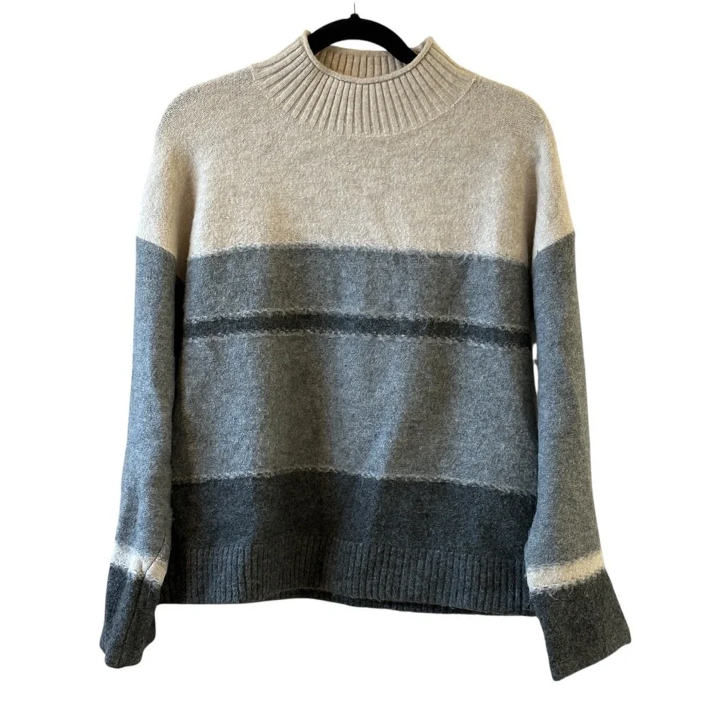 Universal Thread Cream Gray Mock Neck Sweater Size Small
